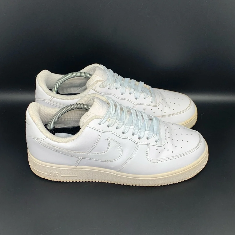 Nike Air Force 1’s ‘07 Triple White Shoes Men’s Sz 9.5